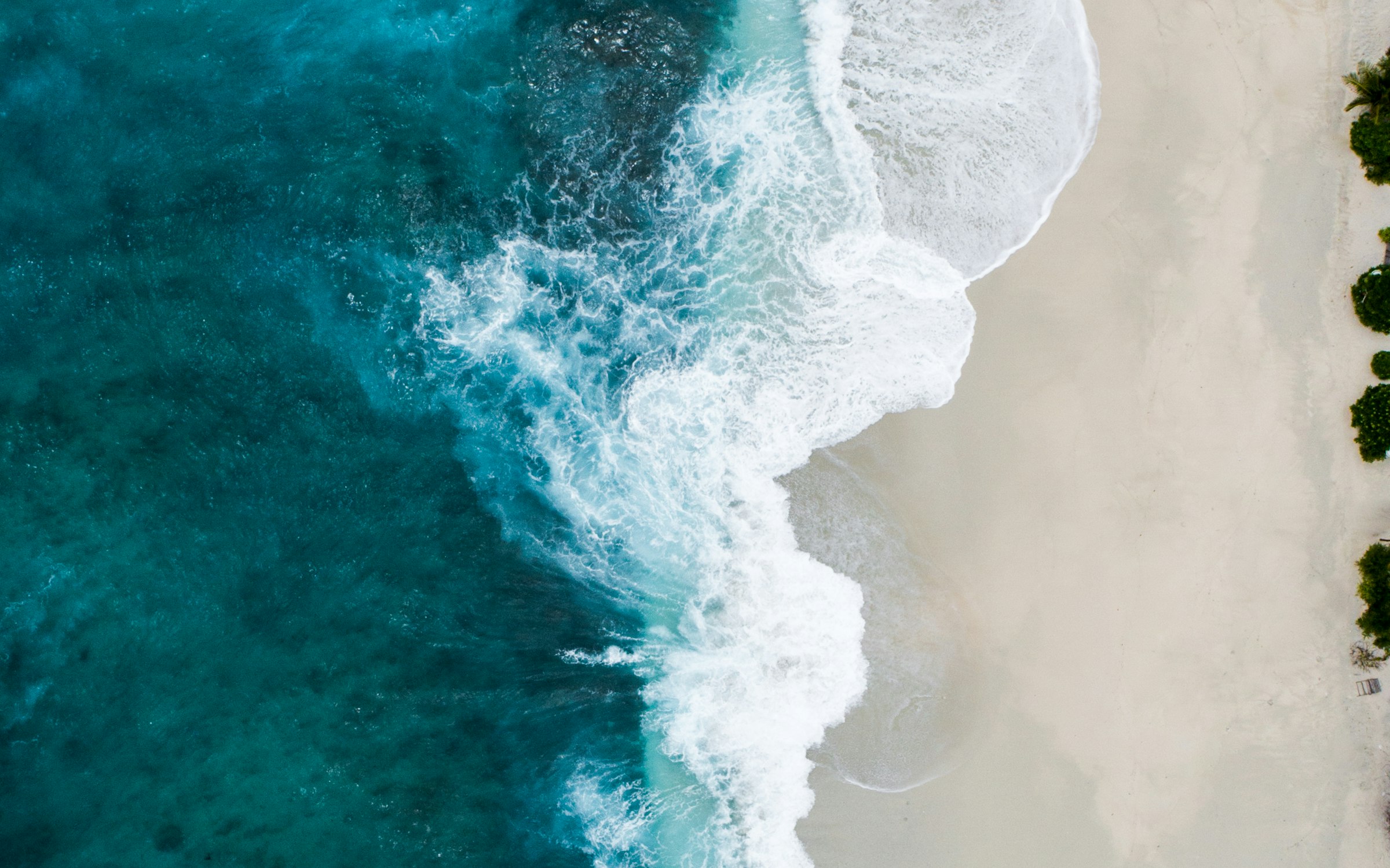 L’océan Atlantique vu du ciel, écume sur le sable